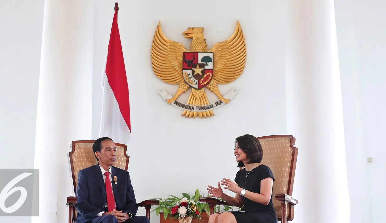Presiden RI Joko Widodo saat wawancara khusus dengan group SCTV di Istana Bogor, Jawa Barat, Sabtu (16/4). Jokowi membeberkan semua program kerja pemerintahannya dan menjelaskan sikap tegas pemerintah atas tindakan terorisme. (Liputan6.com/Angga Yunair)