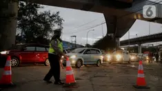 Petugas kepolisian mengalihkan para pemudik untuk menyebrang melalui pelabuhan Indah Kiat, Merak, Banten, Sabtu (30/4/2022). Untuk mengurai kepadatan kendaran pemudik petugas mengalihkan para pemudik menyebrang melalui pelabuhan Indah Kiat. (Liputan6.com/Angga Yuniar)
