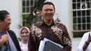 Komisaris Utama Pertamina Basuki Tjahaja Purnama tersenyum usai menemui Presiden Joko Widodo di Istana, Jakarta, Senin (9/12/2019). Pertemuan tersebut Presiden meminta agar memperbaiki defisit neraca perdagangan kita di sektor petrokimia dan migas. (Liputan6.com/Angga Yuniar)