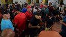 Sejumlah peserta membawa ayam mereka untuk bertanding di klub sabung ayam Campanillas, Toa Baja, Puerto Rico, Rabu (18/12/2019). Puerto Rico menentang undang-undang federal yang akan menutup sabung ayam legal di teritorial Amerika Serikat mulai minggu ini. (AP Photo/Carlos Giusti)