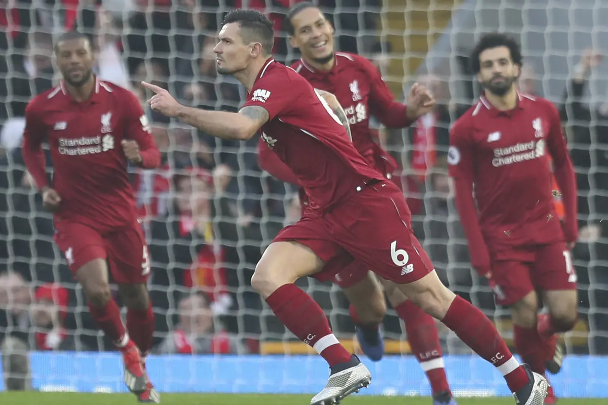 Bek Liverpool, Dejan Lovren, merayakan gol yang dicetaknya ke gawang Newcastle pada laga Premier League di Stadion Anfield, Liverpool, Rabu (26/12). Liverpool menang 4-0 atas Newcastle. (AP/Jon Super)