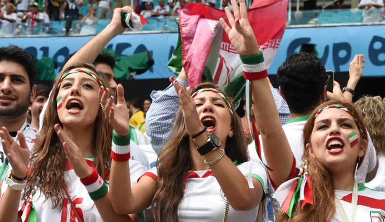 Sekumpulan wanita cantik Iran bersorak-sorak mendukung tim kesayangannya berlaga melawan Bosnia-Hercegovina di the Fonte Nova Aren pada 25 Juni 2014 (AFP PHOTO/JAVIER SORIANO)