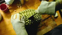 Cara mematangkan durian dengan menyimpannya ke dalam wadah (foto: Pexels/Alexey Demidov)