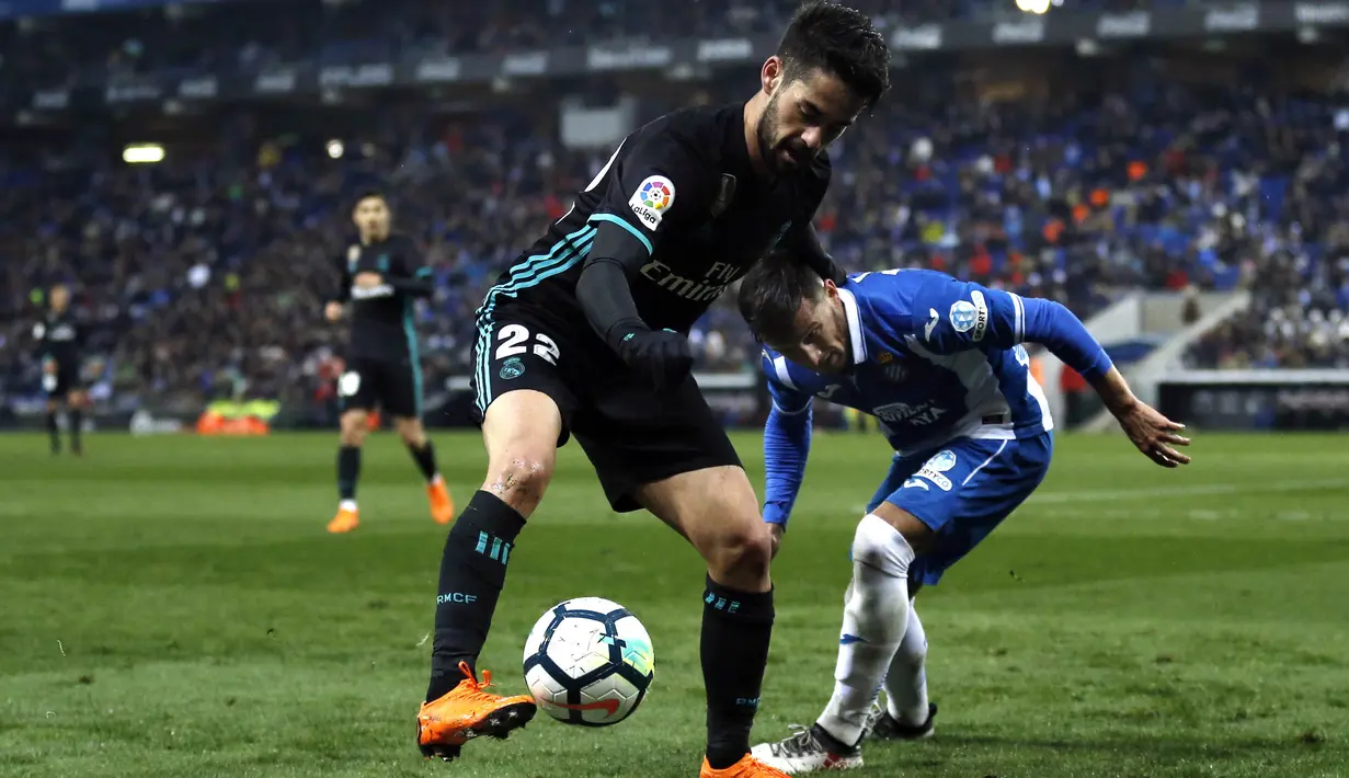 Gelandang Real Madrid, Isco, berusaha melewati gelandang Espanyol, Pablo Patti, pada laga La Liga di Stadion RCDE, Barcelona, Selasa (27/2/2018). Espanyol menang 1-0 atas Real Madrid. (AP/Manu Fernandez)