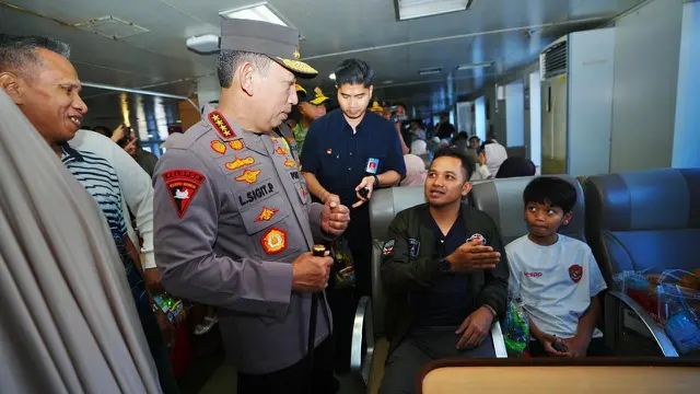 Kapolri Jenderal Listyo Sigit Prabowo meninjau arus mudik Lebaran 2026 di Dermaga Eksekutif Pelabuhan Merak, Banten Jumat (13/3/2025).