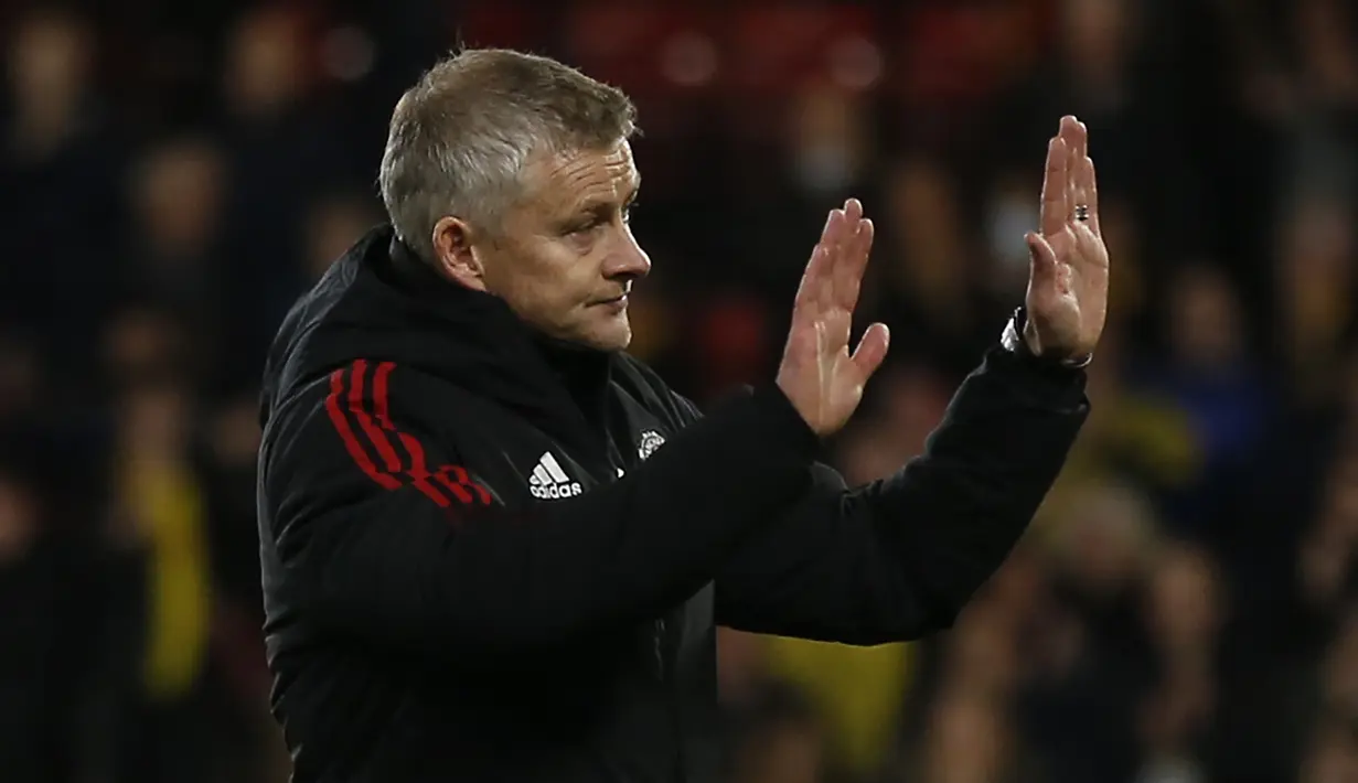 Sambil terus maju mendekat, Ole mengangkat kedua tangannya dan menunjukannya kepada para fans dari setan merah. (AFP/Ian Kington)