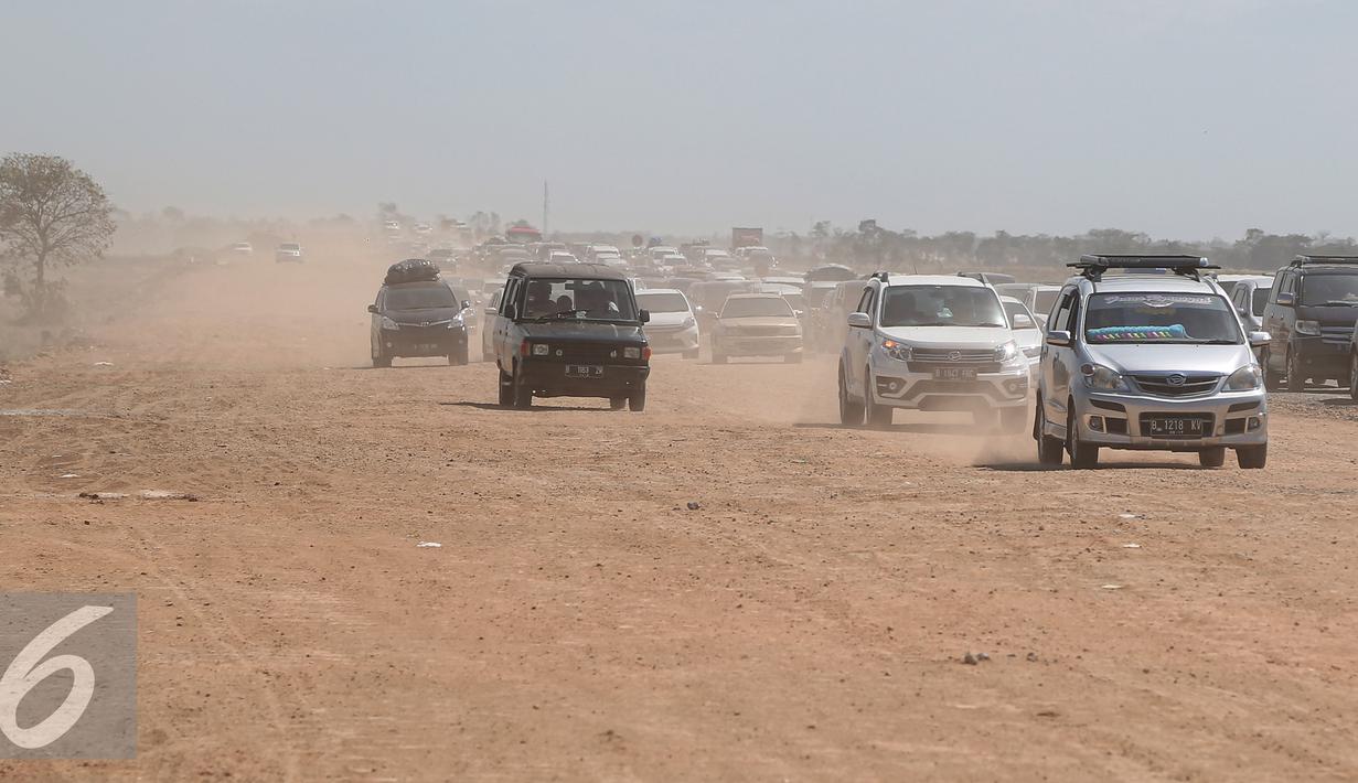 Kendaraan pemudik melaju di jalan Tol Pejagan-Pemalang, Banjar Anyar, Brebes, Jawa Tengah, Kamis (16/7/15). H-1 jelang lebaran arus mudik melalui Tol Pejagan-Pemalang semakin meningkat. (Liputan6.com/Herman Zakharia)
