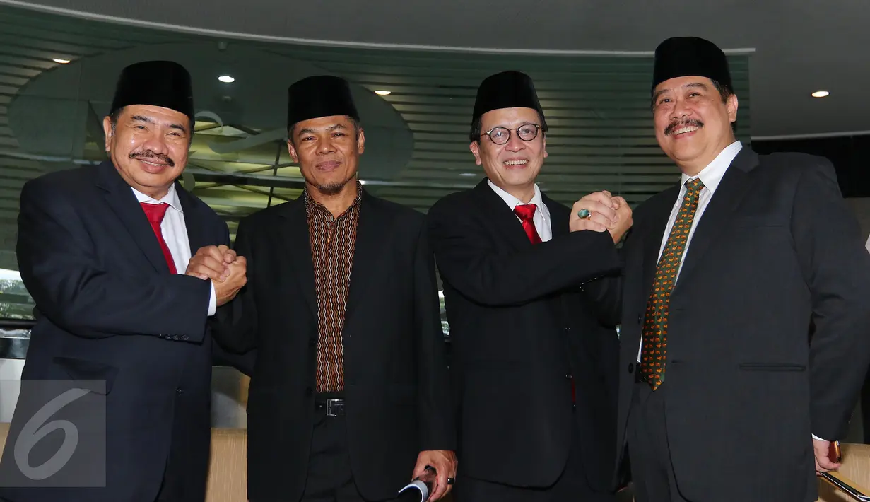 (ki-ka) Ketua PPATK Kiagus Ahmad Badaruddin, Mantan Ketua PPATK M Yusuf, Wakil Ketua PPATK, Dian Ediana Rae dan Mantan Wakil Ketua PPATK, Agus Santoso foto bersama usai sertijab di Gedung PPATK, Jakarta, Rabu (26/10). (Liputan6.com/Angga Yuniar)