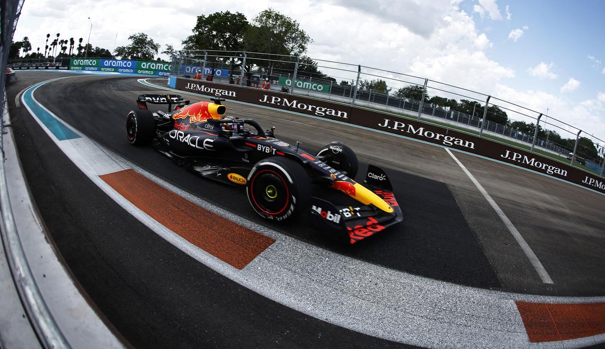 <p>Selain manuver-manuvernya yang cemerlang, salah satu kunci sukses Max Verstappen memenangi GP Miami tak lain karena kemampuannya mengatur level keausan ban. Tentu saja hal tersebut juga dibantu setelan yang tepat pada Red Bull RB18. (Getty Images via AFP/Mark Thompson)</p>