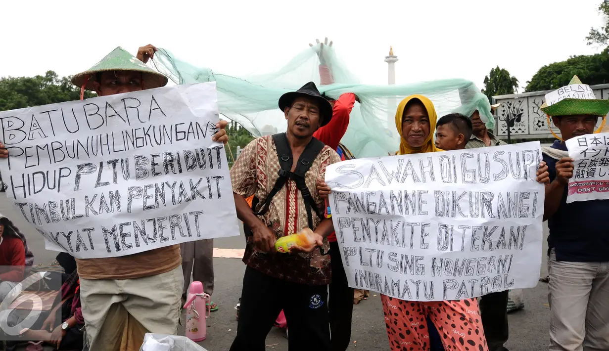 Beberapa warga melakukan unjuk rasa di depan Istana Negara, Jakarta, Senin (17/1). Dalam aksinya, mereka menolak pembangunan mega proyek Pembangkit Listrik Tenaga Uap (PLTU) di Cirebon. (Liputan6.com/Helmi Fithriansyah)