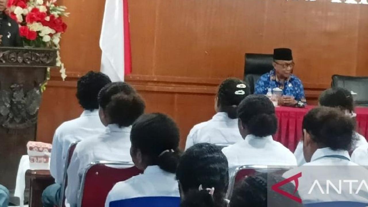 Bupati Biak Ajak Siswa SRMA 41 Biak Lanjutkan Perjuangan Pahlawan Lewat Pendidikan
