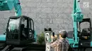 Pengunjung mengambil gambar alat berat yang dipajang dari produk Kobelco di Jakarta, Jumat (15/2). Pameran ini bertujuan untuk memenuhi kebutuhan sektor kehutanan, pertanian, pertambangan dan konstruksi di Indonesia. (Liputan6.com/Faizal Fanani)