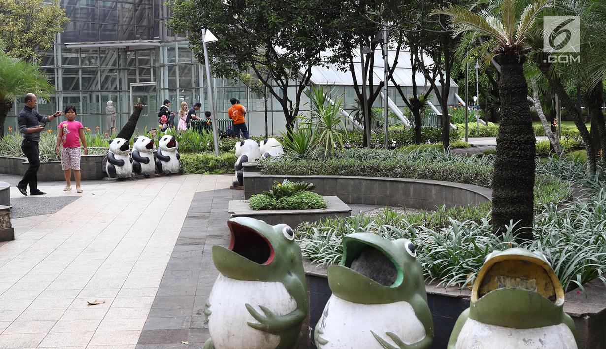 Pengunjung beraktivitas di sekitar Taman Menteng, Jakarta, Kamis (1/6). Meskipun pada 1 Juni merupakan libur nasional memperingati hari lahir Pancasila, namun di Taman Menteng lebih sepi dibanding hari libur lainnya. (Liputan6.com/Immanuel Antonius)