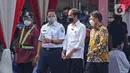 Presiden Joko Widodo (kedua kanan) bersama Menkes Budi Gunadi Sadikin (kanan) serta Menhub Budi Karya Sumadi (kiri) dan Gubernur DKI Jakarta Anies Baswedan meninjau vaksinasi COVID-19 massal pelaku transportasi di Terminal Kampung Rambutan, Jakarta, Kamis (10/6/2021). (Liputan6.com/Herman Zakharia)