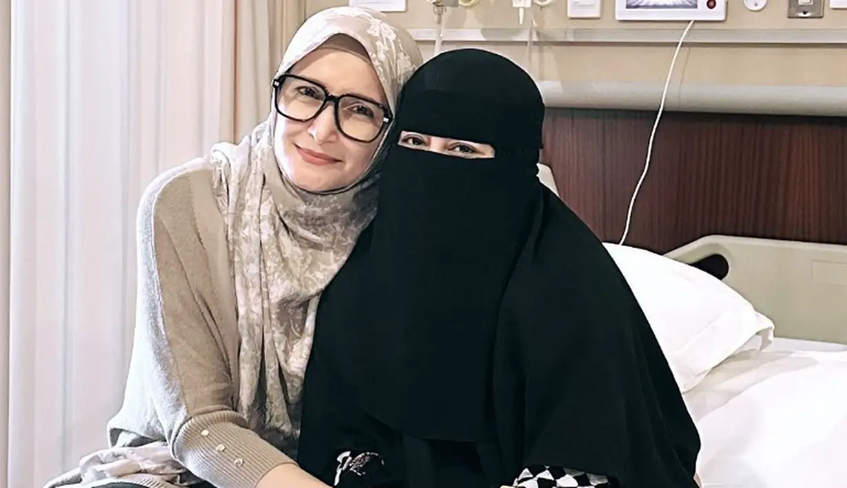 Umi Pipik saat dirawat di rumah sakit [Instagram/_ummi_pipik_]