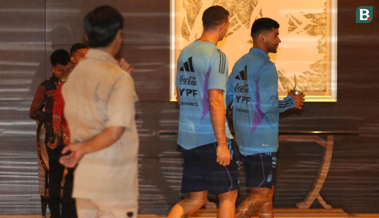 Pemain Timnas Argentina, Emiliano Martinez (tengah) dan Christian Romero berjalan meninggalkan lobi hotel menuju tempat latihan di Stadion Utama Gelora Bung Karno, Jakarta, Sabtu (17/6/2023). (Bola.com/Bagaskara Lazuardi)