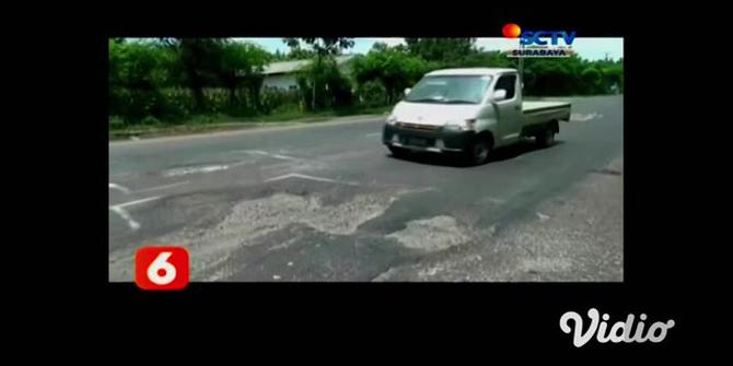 VIDEO: Warga Berswadaya Tambal Jalan Nasional yang Berlubang di Jombang