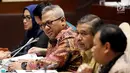 Ketua KPU Arief Budiman (tengah) mengikuti rapat dengar pendapat dengan Komisi II DPR di Kompleks Parlemen Senayan, Jakarta, Selasa (13/3). Rapat tersebut membahas Peraturan KPU (PKPU) yang mengatur pelaksanaan Pemilu 2019. (Liputan6.com/JohanTallo)