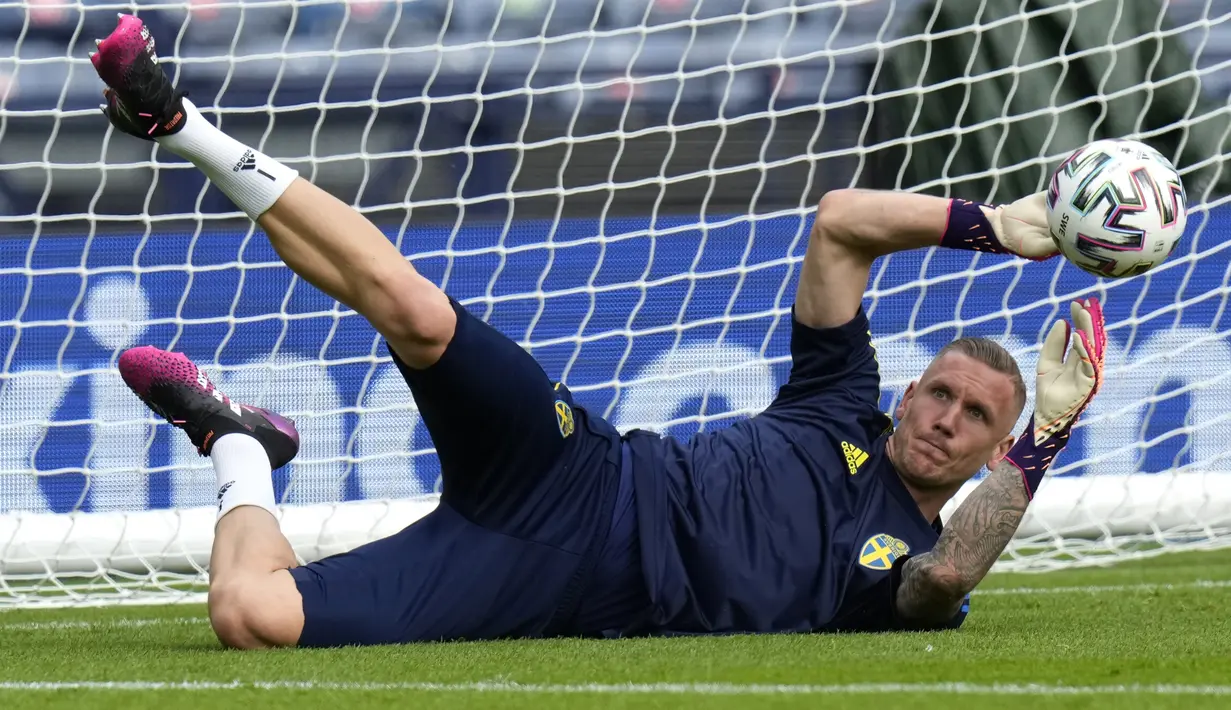 Kiper Swedia, Robin Olsen berusaha menangkap bola saat mengikuti sesi latihan di Stadion Hampden Park di Glasgow, Senin (28/6/2021). Pemenang antara Swedia vs Ukraina akan bertemu Inggris atau Jerman di perempat final. (AP Photo/Petr David Josek)