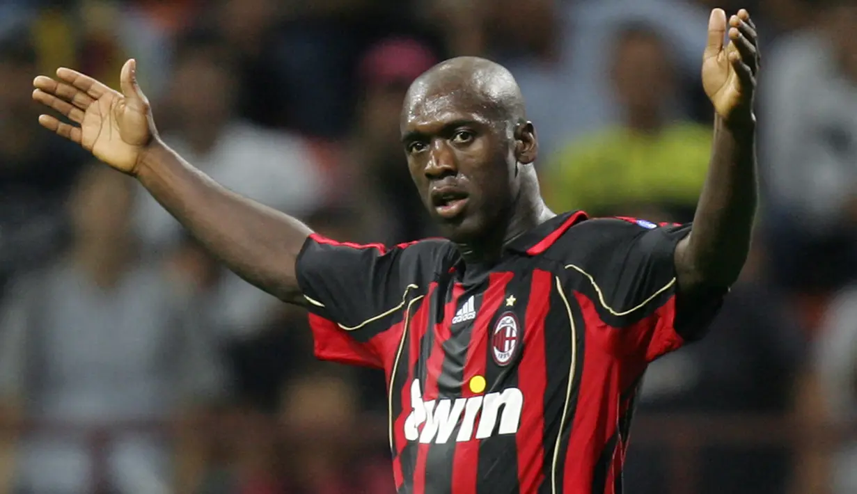 Clarence Seedorf. Gelandang berusia 45 tahun yang pensiun di Botafogo pada Januari 2014 ini pernah 3 musim memperkuat Inter Milan mulai 1999/2000 hingga 2001/2002. Pada awal musim 2002/2003 ia menyeberang ke AC Milan dan bertahan selama 10 musim hingga 2011/2012. (AFP/Paco Serinelli)