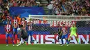 Bek Bayern Munich, David Alaba melakukan tendangan bebas saat melawan Atletico Madrid pada pertandingan Liga Champions Grup D di Madrid, Spanyol, (29/9). Atletico Madrid menang atas Bayern Munchen 1-0. (Reuters/Paul Hanna)