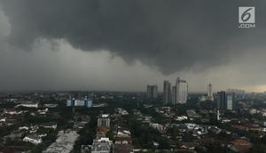 Pemandangan saat awan mendung menyelimuti langit Jakarta, Kamis (1/2). BMKG juga meminta warga mengantisipasi potensi angin berkecepatan tinggi. (Liputan6.com/Immanuel Antonius)