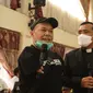 Ephorus HKBP Pendeta Robinson Butarbutar berdialog dengan Kaum Difabel Boy Tonggor Siahaan di Jakarta, 22 Juni 2022. (Foto: New Kairos)