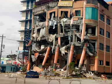 Kondisi Hotel Eva setelah gempa bumi kuat melanda kota Kidapawan di provinsi Cotabato utara, Kamis (31/10/2019). Gempa bumi kembali mengguncang Filipina selatan, kali ini bermagnitudo 6, dan merupakan gempa kuat ketiga dalam bulan ini yang berpotensi menimbulkan kerusakan. (AP/Williamor Magbanua)