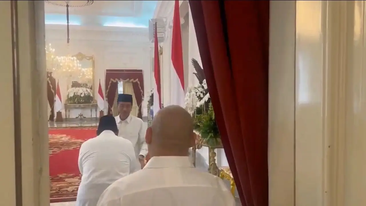 Memasuki hari kedua lebaran, Kamis (11/4/2024), Menteri Pertahanan Prabowo Subianto didampingi putranya, Ragowo Hediprasetyo Djojohadikusumo atau yang karib disapa Didit menyambangi Istana Kepresidenan Jakarta.