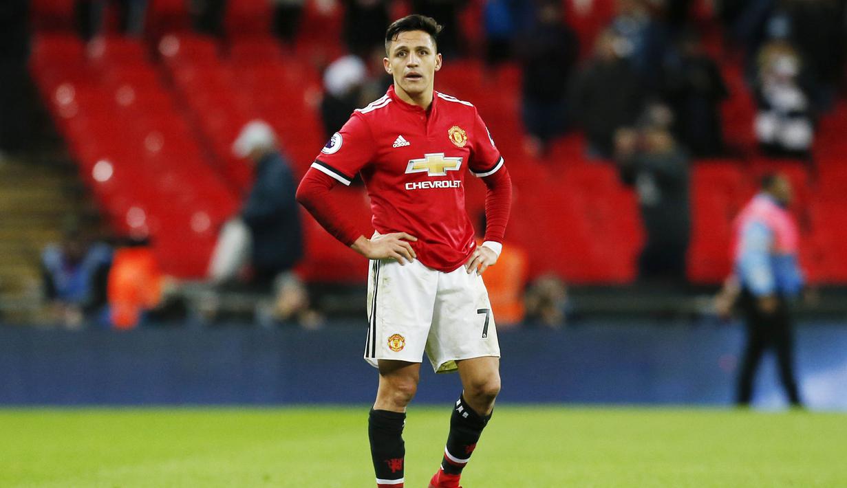 4. Alexis Sanchez (Manchester United) - Sebelum menjadi bintang sepak bola,  pria asal Cili ini pernah merasakan pahitnya kehidupan. Mulai dari ditinggal sang ayah yang meninggal dunia hingga menjadi tukang cuci mobil. (AFP/ Ian Kington)