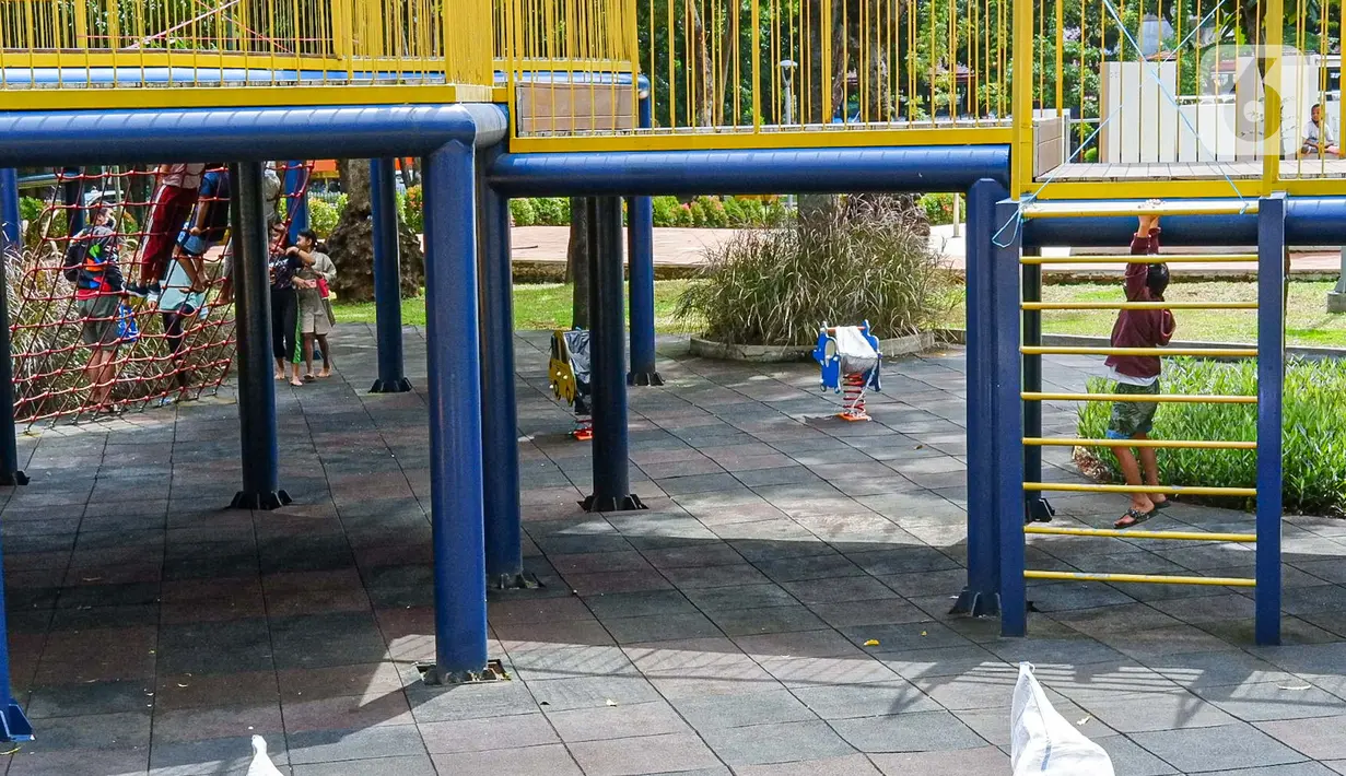 Anak-anak bermain di Taman Puring, Jakarta, Minggu (14/3/2021). Dinas Pertamanan dan Hutan Kota Provinsi DKI Jakarta akan terus melakukan evaluasi setiap pekan untuk menentukan, apakah kebijakan membuka Ruang Terbuka Hijau (RTH) akan diteruskan atau tidak. (Liputan6.com/Faizal Fanani)