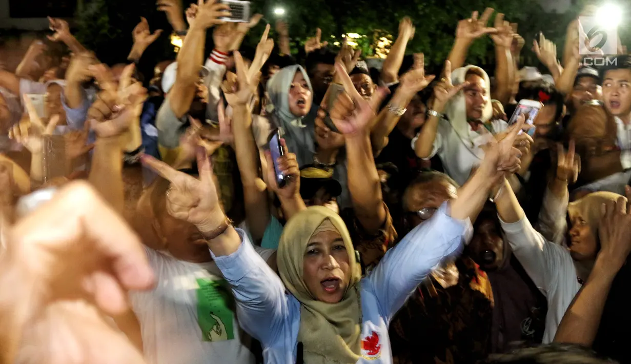 Pendukung Calon Presiden no urut 02 Prabowo Subianto bersorak di depan Rumah Kertanegara, Jakarta, Rabu (17/4). Pada pidatonya Prabowo tegas dan yakin sudah menjadi pemimpin bangsa Indonesia berdasarkan hasil real count BPN. (Liputan6.com/Johan Tallo)