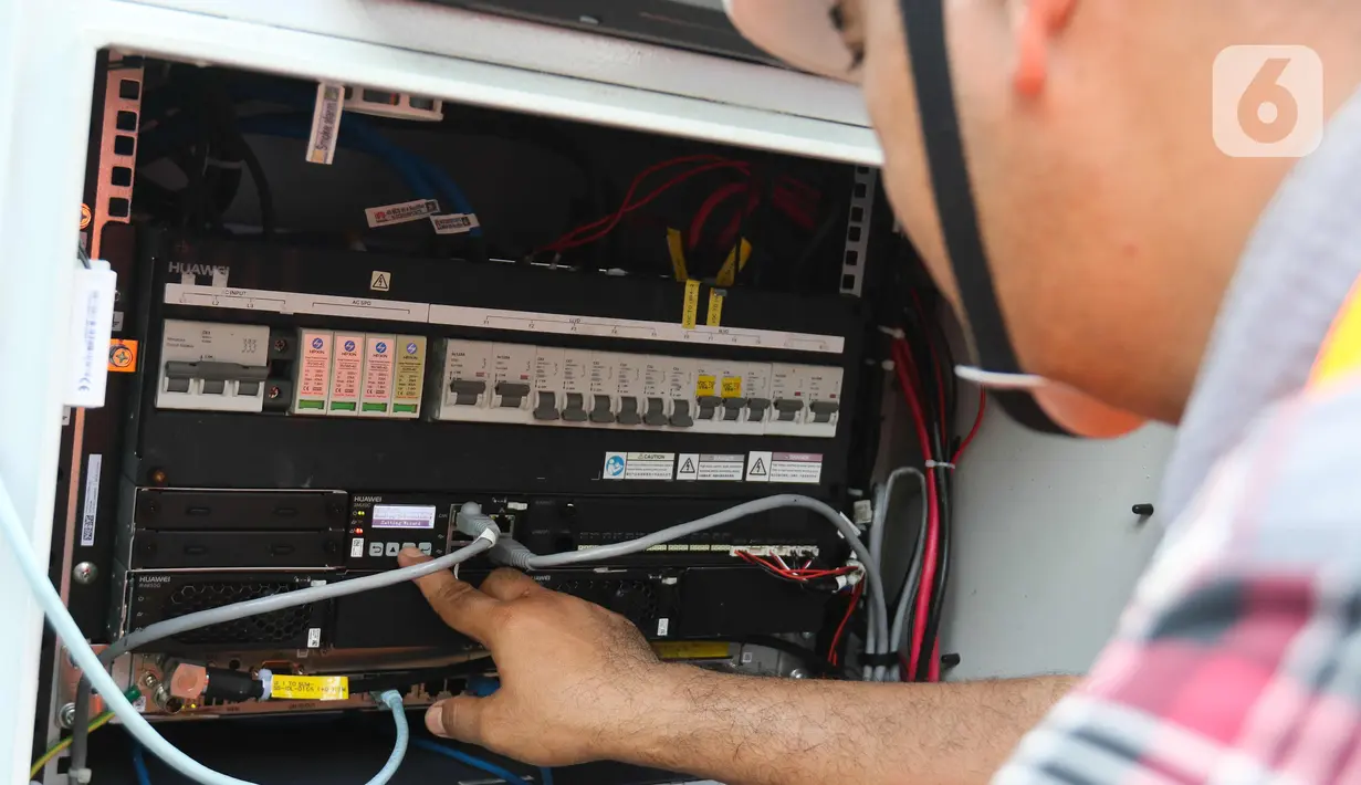 Teknisi melakukan pemeliharaan tower BTS 4G XL Axiata di Kuta Raya, Kayu Agung, Ogan Komering Ilir (OKI), Sumatera Selatan. Senin (13/3/2023). XL Axiata memastikan jaringan miliknya siap melayani kebutuhan pelanggan dan masyarakat selama Ramadhan hingga Hari Raya Idul Fitri 1444 Hijriah. (Liputan6.com/Herman Zakharia)
