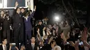 Kandidat Presiden Korsel, Moon Jae-in (64) bersama Ketua Partai Demokrat berdiri di atas panggung untuk menyampaikan pidato kemenangannya di Seoul, Selasa (9/5). Moon menang telak dengan mengantongi 41,4 persen suara. (AP Photo/Ahn Young-joon)