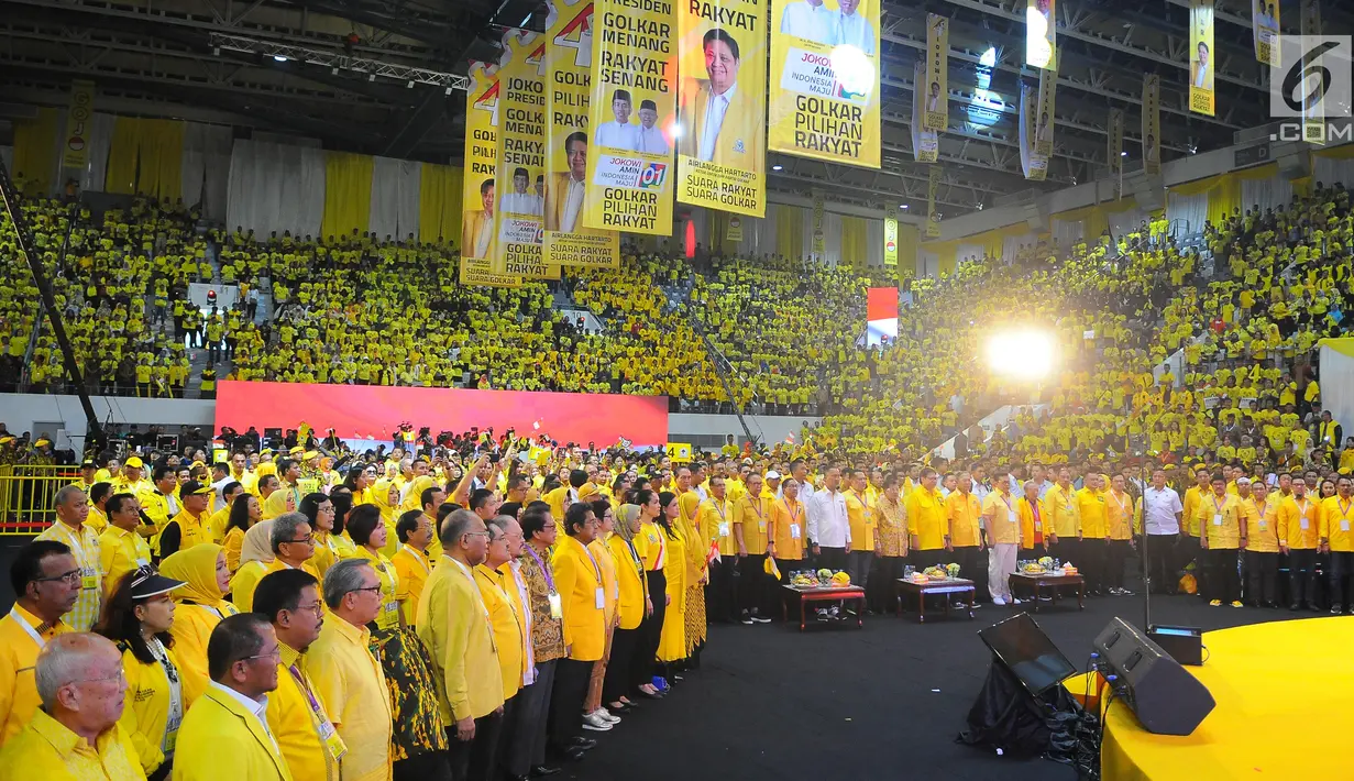 Suasana Kampanye Akbar Partai Golkar di Istora Senayan, Jakarta, Selasa (9/4). Para kader dan simpatisan kompak memakai pakaian warna kuning khas Golkar. (Liputan6 com/Angga Yuniar)