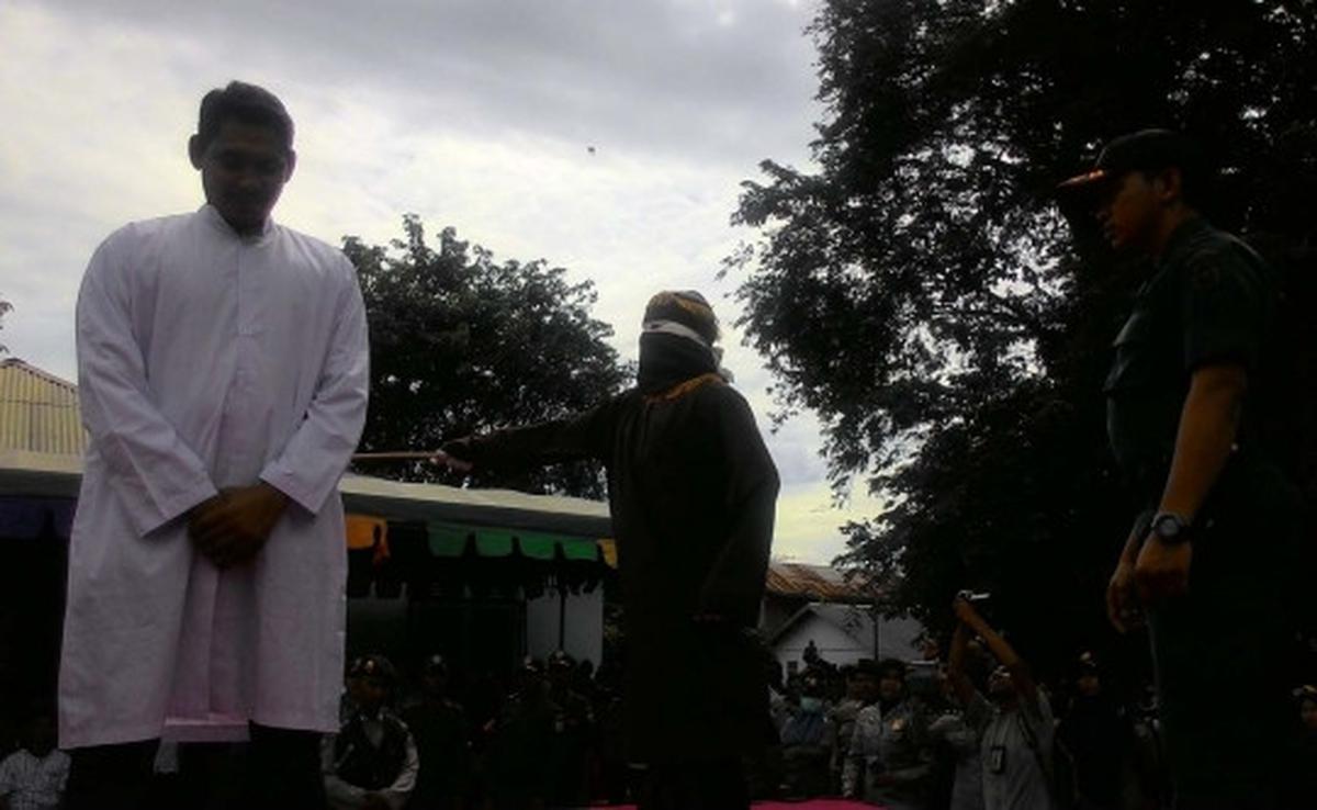 Tiga penjudi sabung ayam dihukum cambuk di depan umum