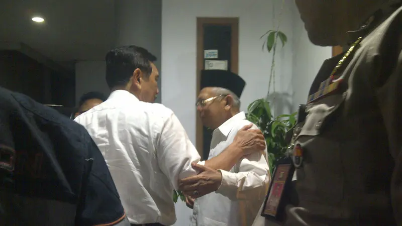 Menteri Koordinator Maritim Luhut Binsar Panjaitan mendatangi rumah Ketua Majelis Ulama Indonesia (MUI) Ma'ruf Amin