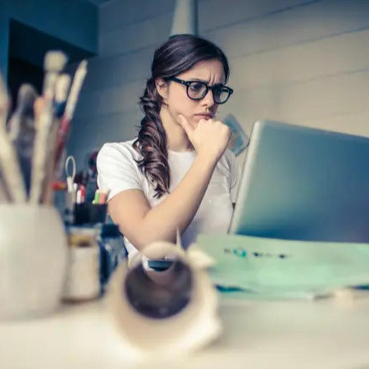5 Tips Jaga Kesehatan Mata Saat Bekerja di Depan Laptop Seharian