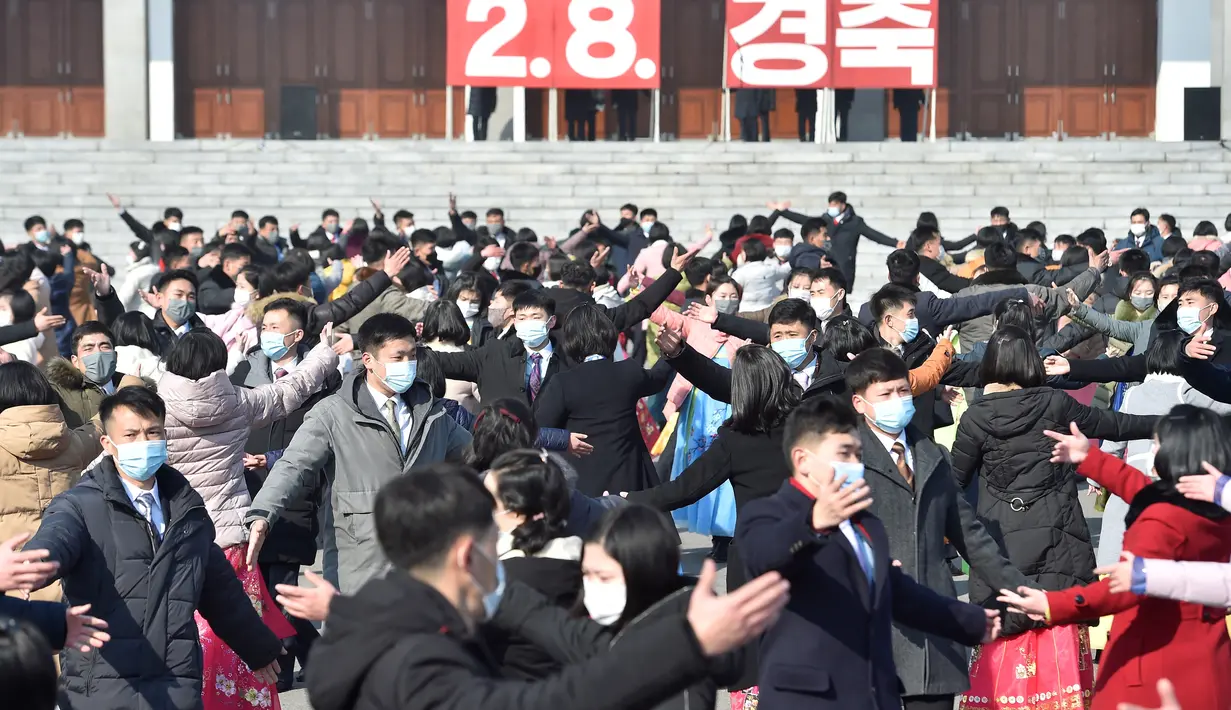 Pemuda dan pelajar menari saat merayakan ulang tahun ke-74 berdirinya Tentara Rakyat Korea di Pyongyang, Korea Utara, Selasa (8/2/2022).  (AFP/Kim Won Jin)