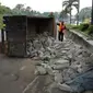 Truk bermuatan batu yang terguling di Tol JORR Jakarta Timur. (Twitter TMC Polda Metro Jaya)