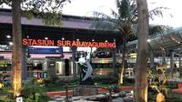 Stasiun Surabaya Gubeng nampak lebih asri dengan taman aneka pohon. (Dian Kurniawan/Liputan6.com)