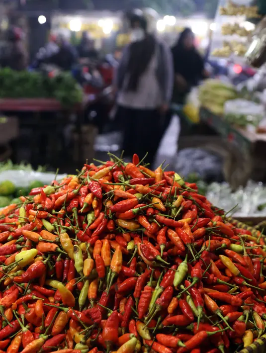 Tumpukan cabai yang dijual di Pasar Lembang, Tangerang, Banten, Selasa (21/12/2021). Jelang Natal, harga cabai rawit merah alami kenaikan hingga menembus Rp 100 ribu per kilo. (Liputan6.com/Angga Yuniar)