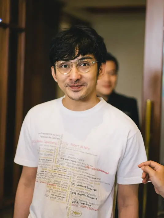 Meski usianya sudah hampir berkepala empat, aktor tampan kelahiran  1983 ini terlihat awet muda. Pesonanya seolah makin matang dan ganteng. (FOTO: instagram.com/yoga__prat/)