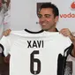 Mantan Gelandang Barcelona, Xavi Hernandez menunjukkan jersey klub barunya Al Sadd saat konferensi pers di Doha, Qatar, Kamis (11/6/2015). Xavi Hernandes akan dikontrak selama dua musim oleh Al Sadd.(Reuters/Naseem Zeitoon)