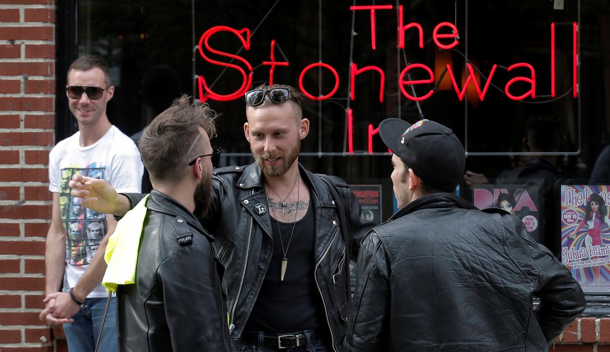 Sejumlah pria berbincang di luar Stonewall Inn di kawasan Greenwich Village New York City, AS, (9/5). Pada 28 Juni 1969 serangkaian demonstrasi spontan dengan kekerasan dilakukan oleh anggota komunitas gay. (REUTERS/Brendan McDermid)