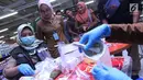 Petugas menguji sampel dagangan saat melakukan sidak di sejumlah pasar dan supermarket kawasan BSD, Selasa (15/5). Sidak tersebut untuk mengecek ketersediaan dan kestabilan harga stok pangan menjelang bulan Ramadan. (Merdeka.com/Arie Basuki)