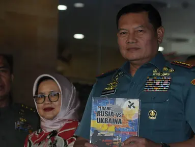 Panglima TNI Laksamana Yudo Margono memperlihatkan buku tentang Perang Rusia Vs Ukraina pada acara launching buku di Perpustakaan Nasional, Jakarta, Selasa (25/7/2023). (merdeka.com/imam buhori)