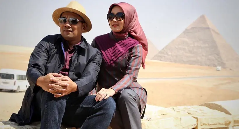 Ridwan Kamil dan istri, Athalia Kamil dengan latar belakang Piramida Mesir. (Istimewa)