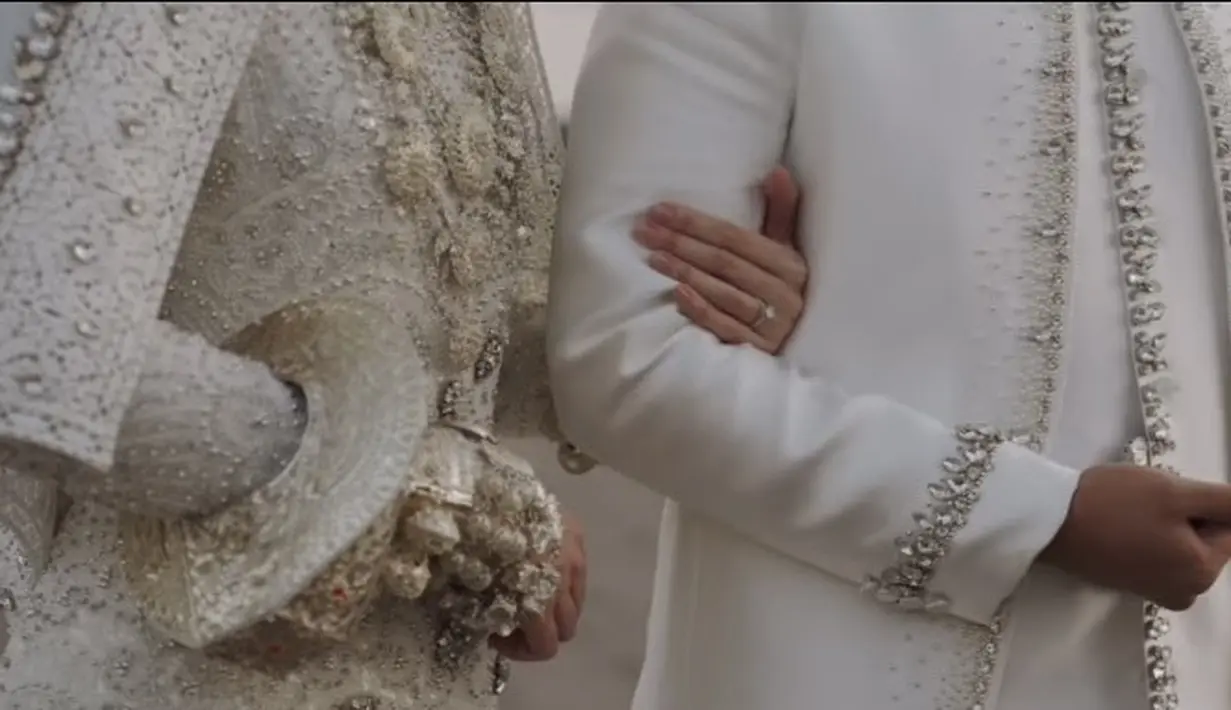 <p>Thariq Halilintar dan Aaliyah Massaid Dibalut Baju Adat Minang Koto Gadang . [@morden.co]</p>