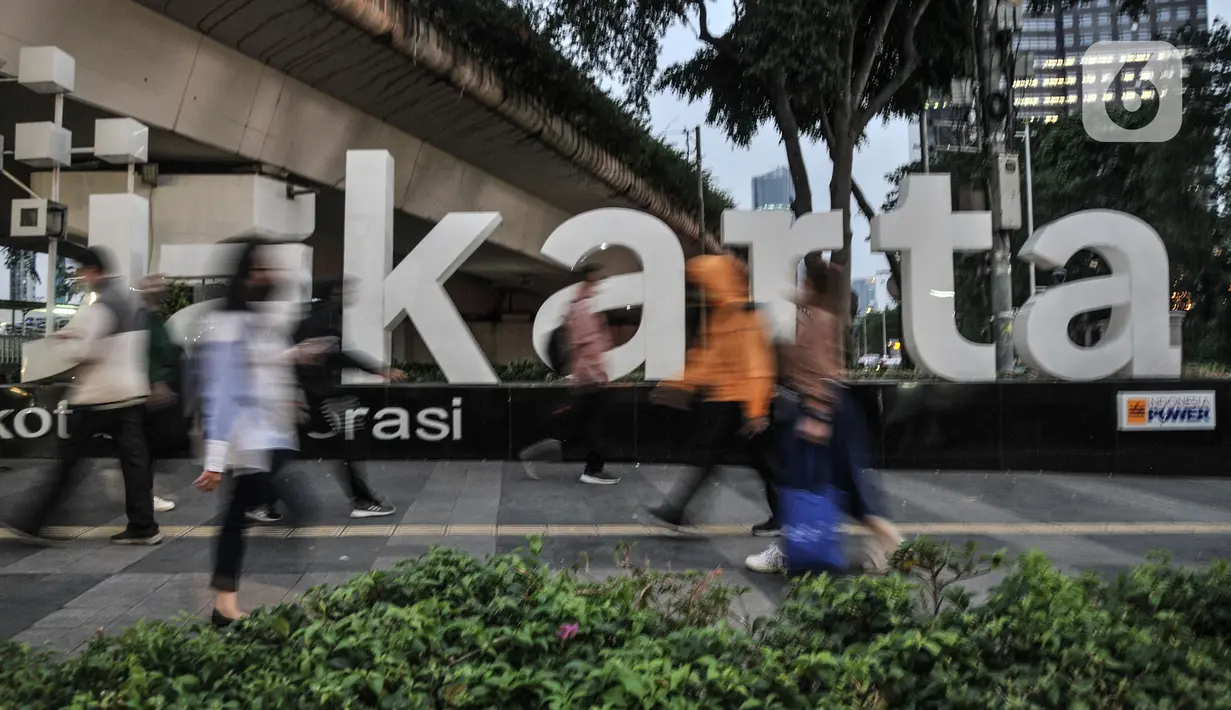 Aktivitas pekerja saat jam pulang kantor di kawasan Sudirman, Jakarta Pusat, Kamis (29/9/2022). Wakil Gubernur DKI Jakarta Ahmad Riza Patria mengungkapkan bakal mendukung pemerintah pusat jika hendak mencabut satus pandemi Covid-19 menjadi endemi dan akan menyesuaikan program-program penunjang kebijakan tersebut. (merdeka.com/Iqbal S Nugroho)